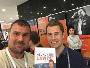 Michael Kotzur und Jakob Hager mit Buch Neukundenlawine